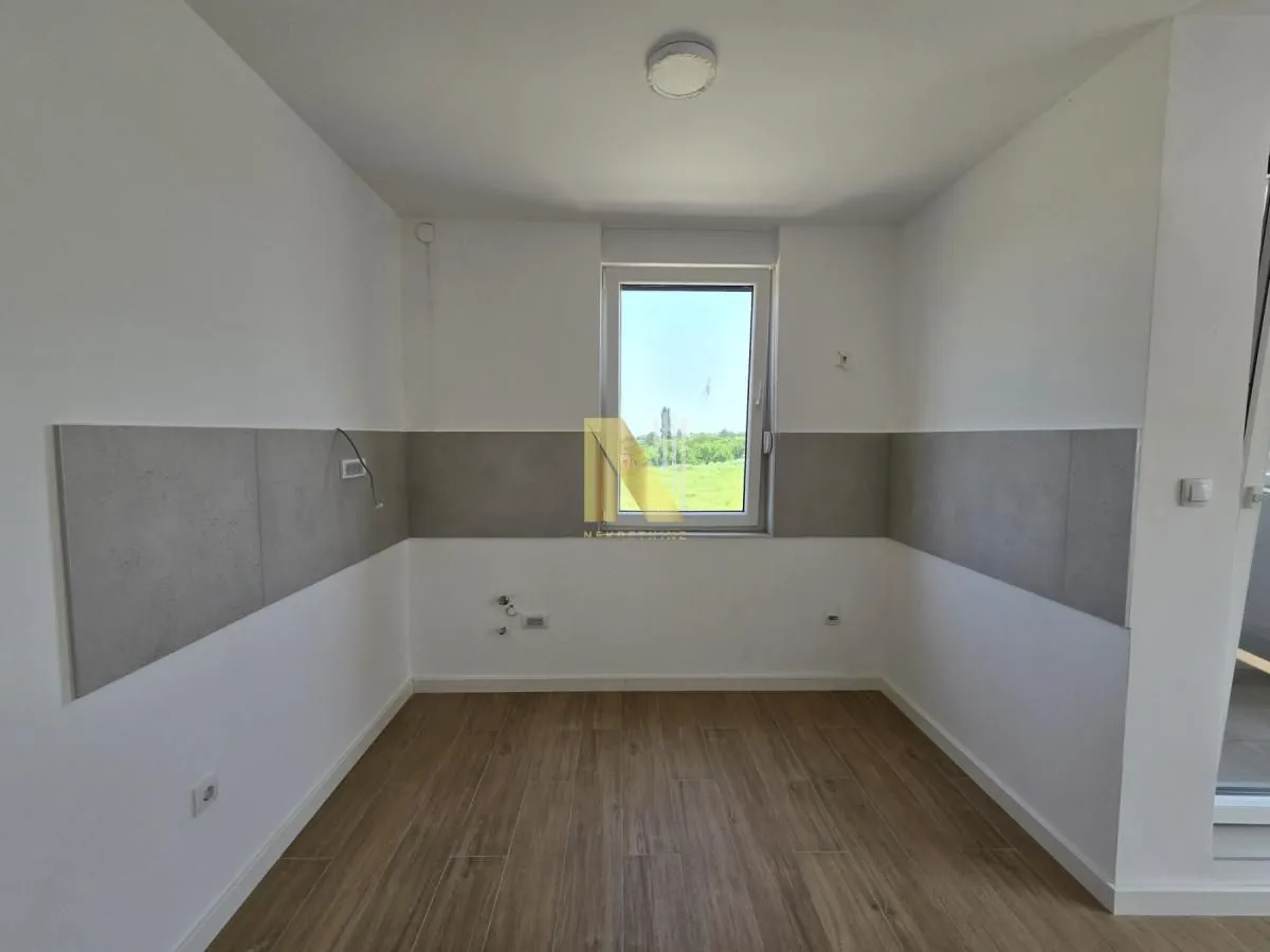 Prodaja, četvorosoban stan, 72m², Karagača, Petrovaradin