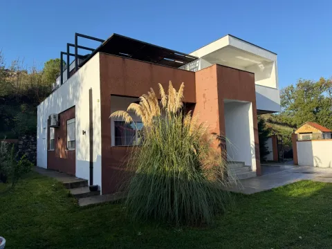 Eksterijer moderno uređene kuće sa dvorištem. - image 2