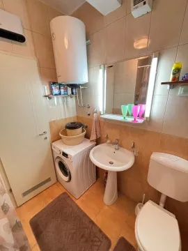 Kupatilo sa veš mašinom, lavaboom i bojlerom. - image 8