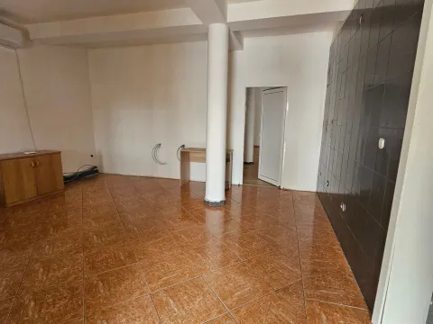 Izdavanje, poslovni prostor, 138m², Stari Aerodrom, Podgorica - image 8