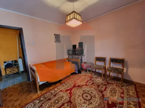 Nameštena spavaća soba sa krevetom i tradicionalnim tepihom. - image 5