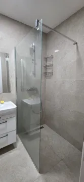 Moderne kupatilo sa tuš kabinom i umivaonikom. - image 15