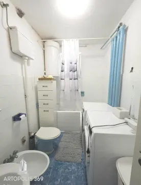 Manje opremljeno kupatilo sa sanitarijama i veš mašinom. - image 18