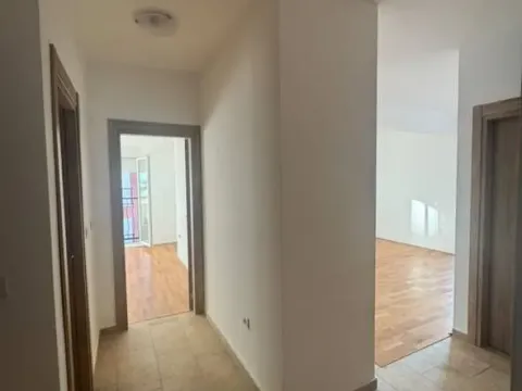 Izdavanje, dvosoban stan, 62m², Stari Aerodrom, Podgorica - image 2