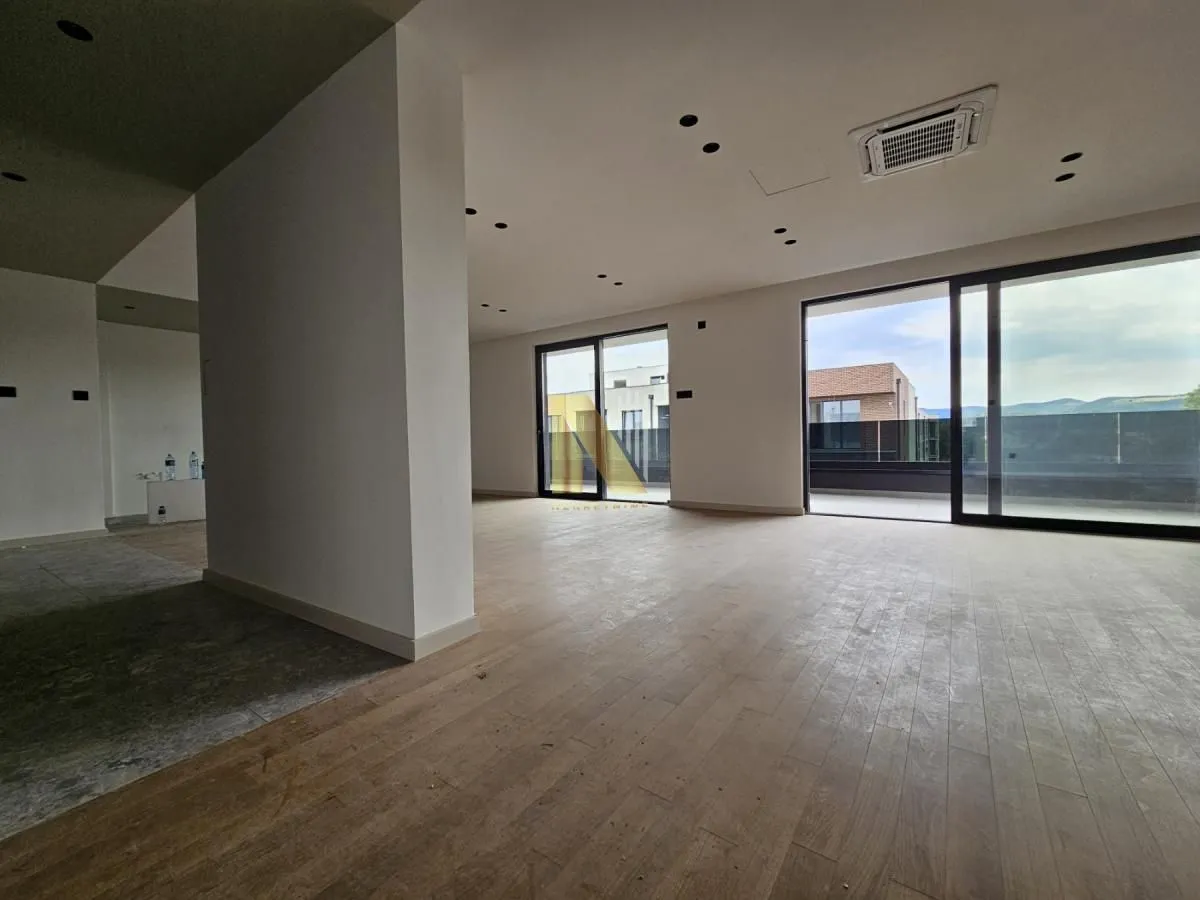 Prodaja, stan, 221m², Bulevar patrijarha Pavla, Novi Sad Sve Podlokacije