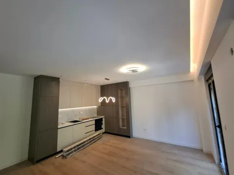 Moderna kuhinja sa ugradnim elementima u sklopu dnevnog boravka. - image 3