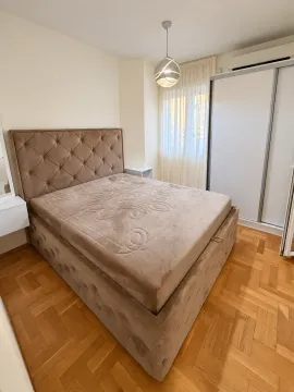 Namještena spavaća soba sa bračnim krevetom, plakarom i parketom na podu. - image 6