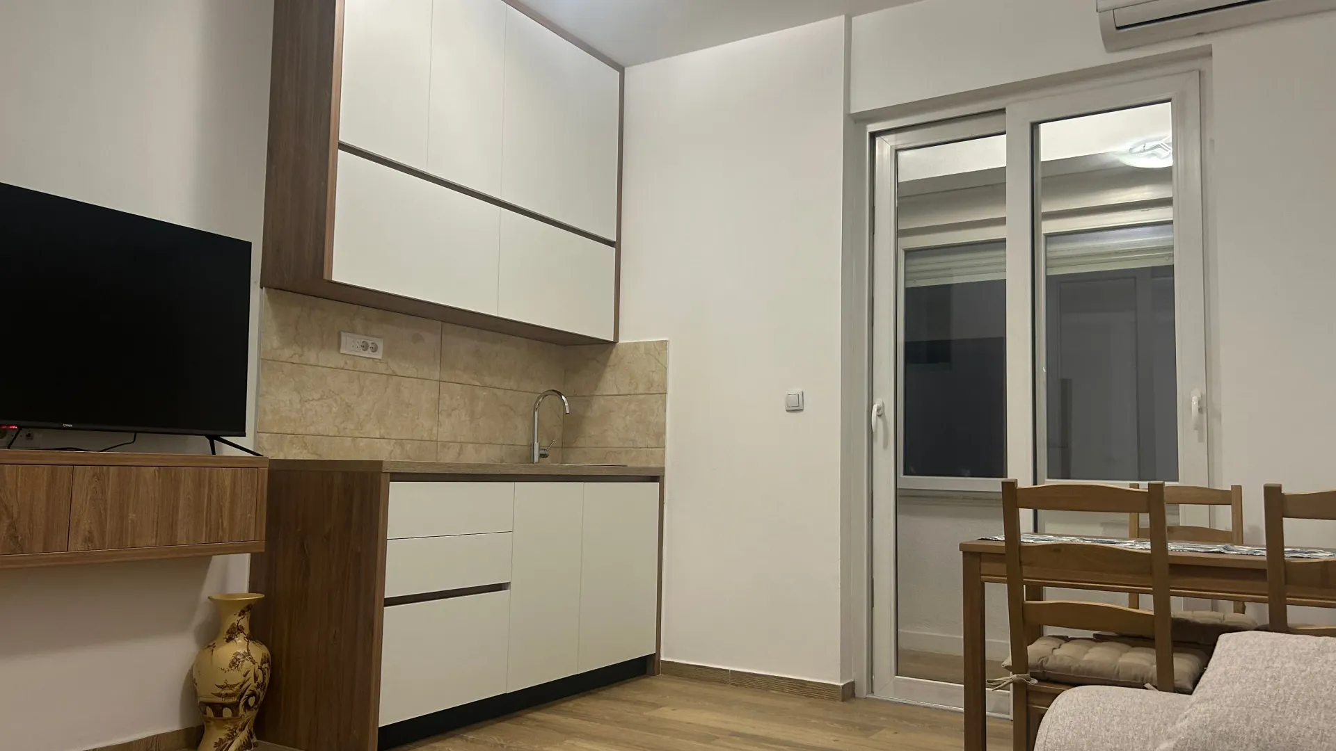 Izdavanje, dvosoban stan, 68m², Centar, Podgorica