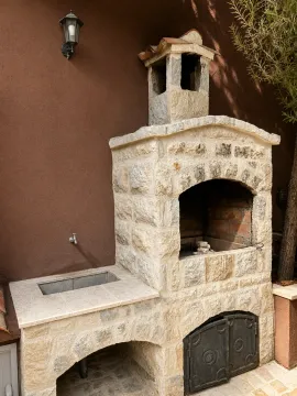 Kameni roštilj i sudopera u dvorištu kuće. - image 20