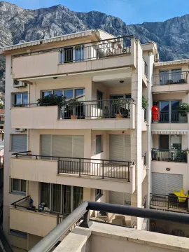 Pogled na spoljašnjost zgrade sa terasama i planinskim pejzažem u pozadini. - image 4