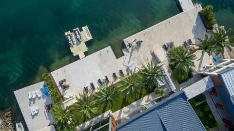 Pogled iz vazduha na popločano dvorište i privatno pristanište pored mora. - image 20