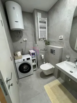Moderne kupatilo sa tušem, wc šoljom, umivaonikom i mašinom za veš. - image 4