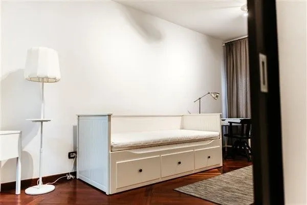 Bright room with a white daybed.