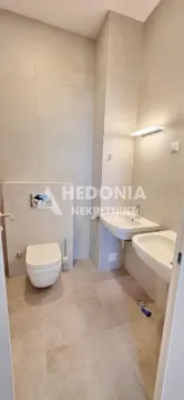 Moderno kupatilo sa dva umivaonika i toaletom u bež tonovima. - image 6