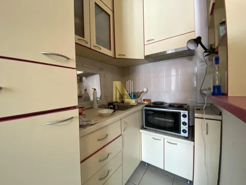 Manja kuhinja sa elementima i ugrađenim uređajima. - image 3