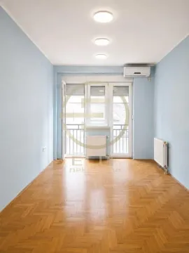 Prazna soba sa parketom i izlazom na terasu. - image 3
