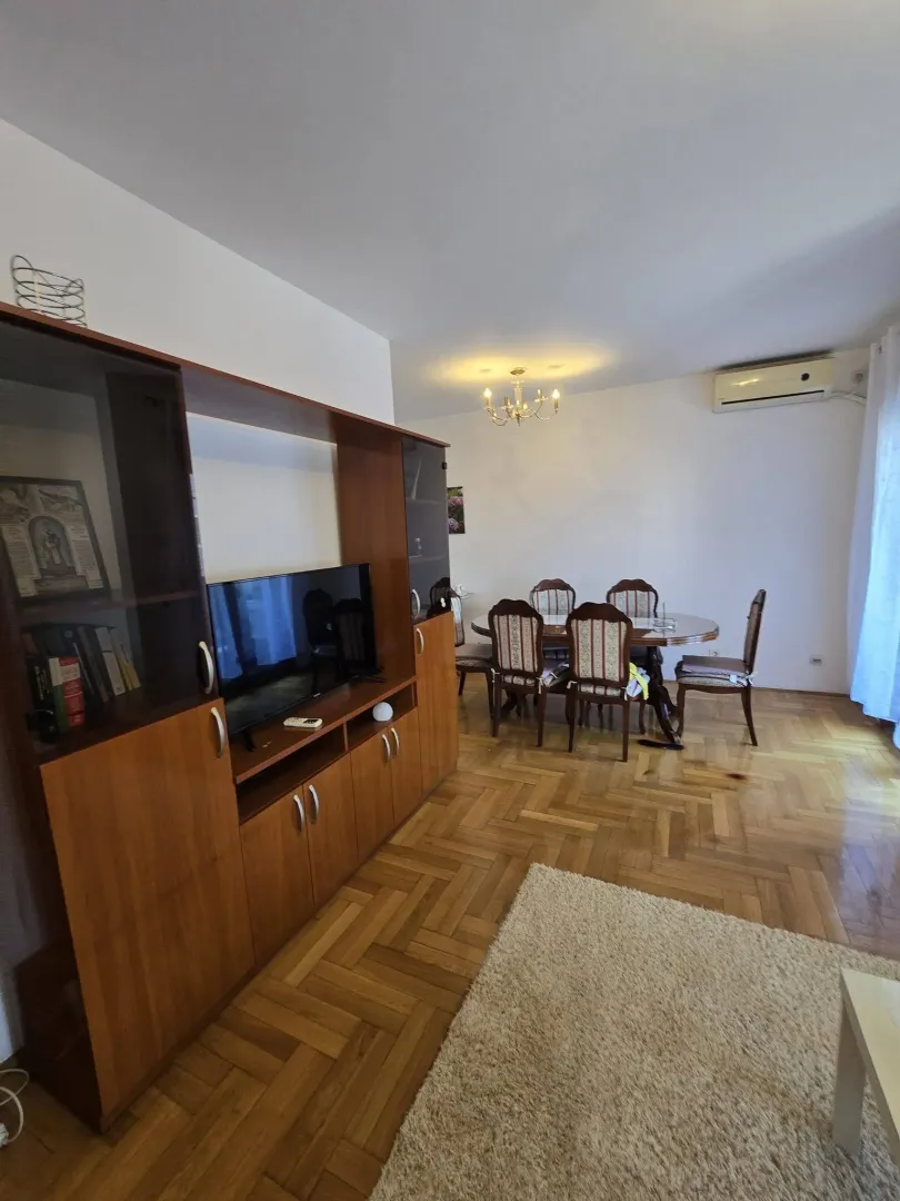 Dnevni boravak sa trpezarijom i drvenim namještajem.