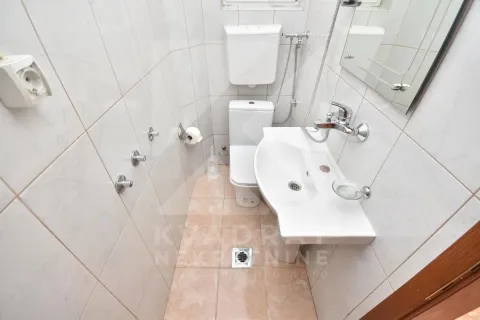 Izdavanje, četvorosoban stan, 160m², Tološi, Podgorica - image 23