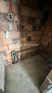 Nepotpuno završena prostorija sa izvedenim instalacijama i ogoljenim zidovima od cigle. - image 4