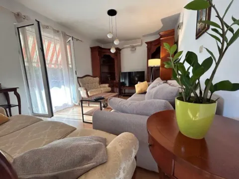 Izdavanje, dvosoban stan, 100m², Kalimanj, Tivat - image 4