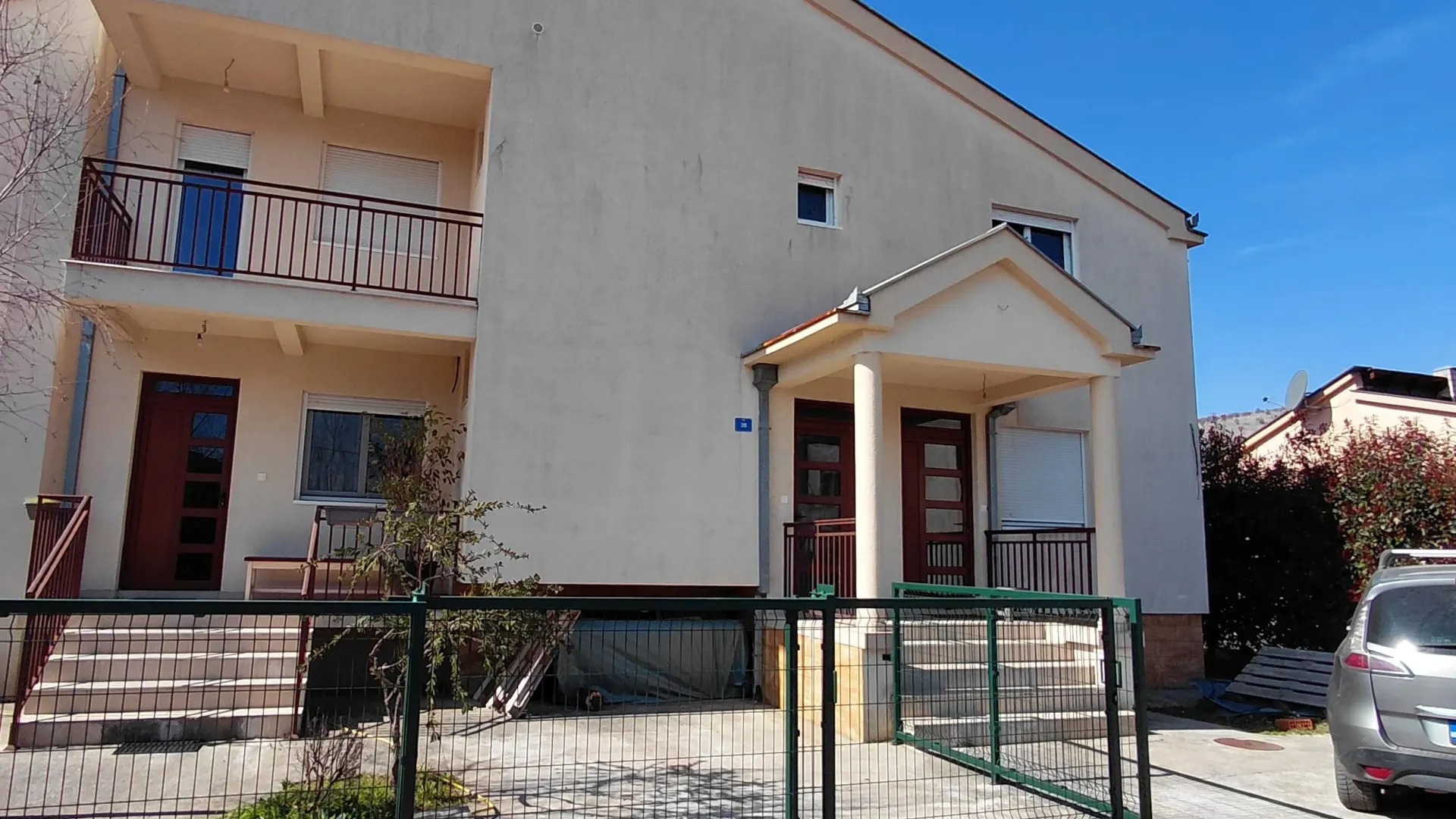 Izdavanje, kuća, 220m², Tološi, Podgorica