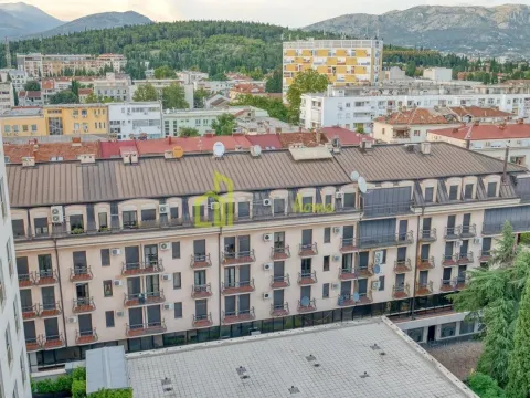 Izdavanje, dvosoban stan, 90m², Centar, Podgorica - image 1