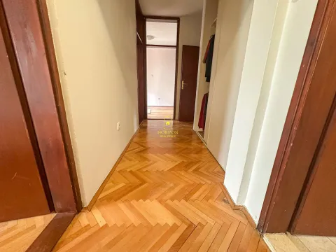 Prodaja, trosoban stan, 108m², Malo Brdo, Podgorica - image 9