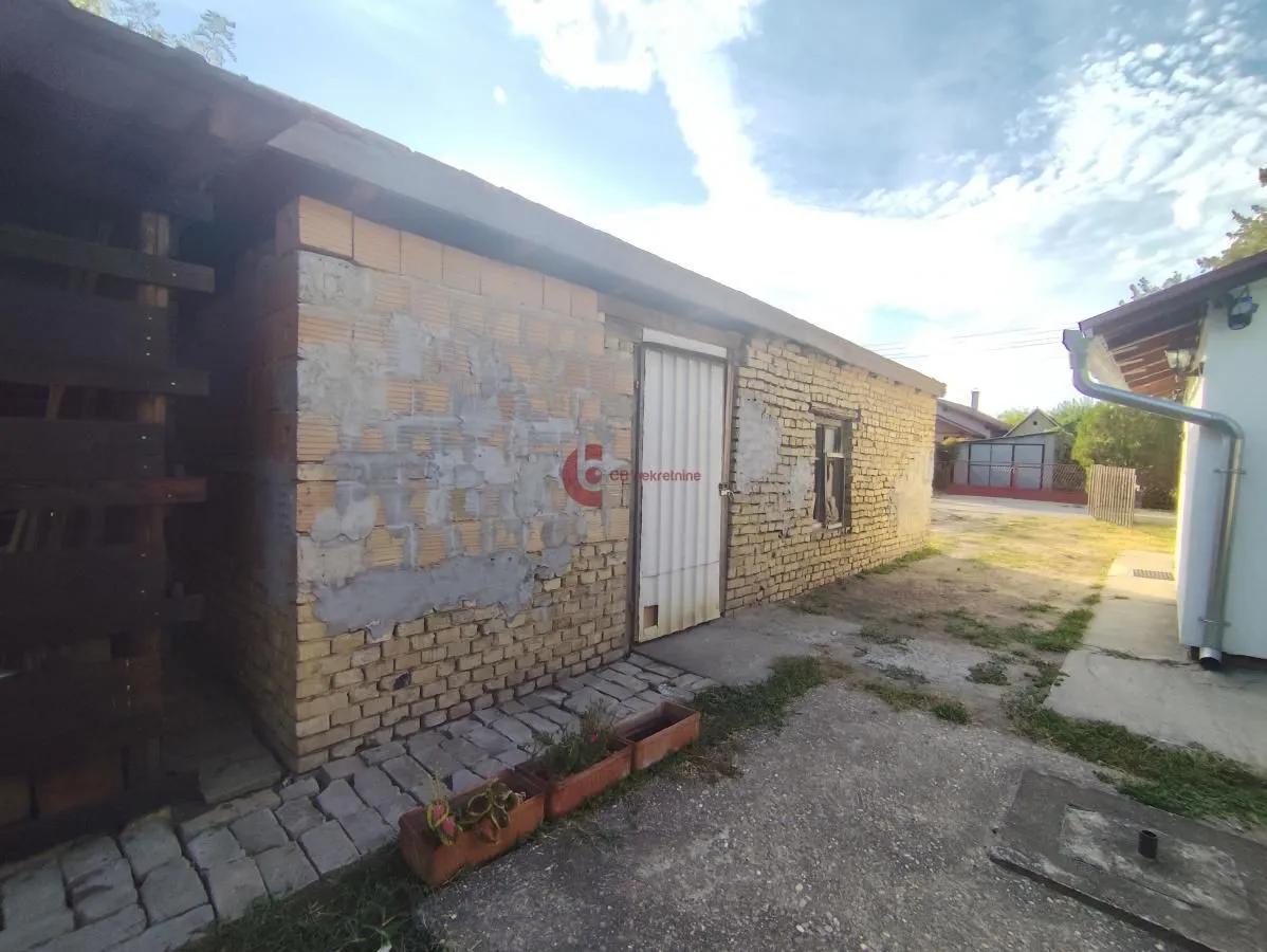 Pogled na spoljašnjost pomoćnog objekta sa dvorištem.