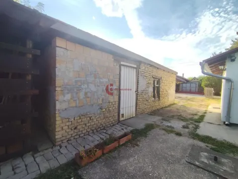 Pogled na spoljašnjost pomoćnog objekta sa dvorištem. - image 15