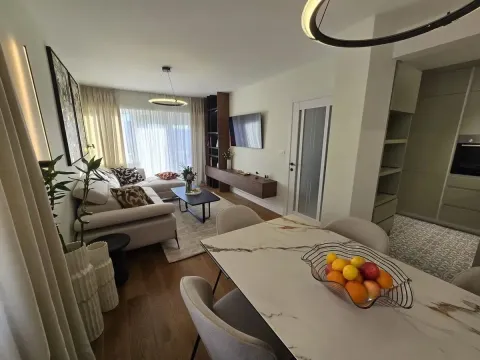 Dnevna soba sa trpezarijom i modernim namještajem. - image 4