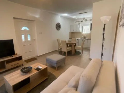 Izdavanje, kuća, 50m², Škaljari, Kotor - image 3