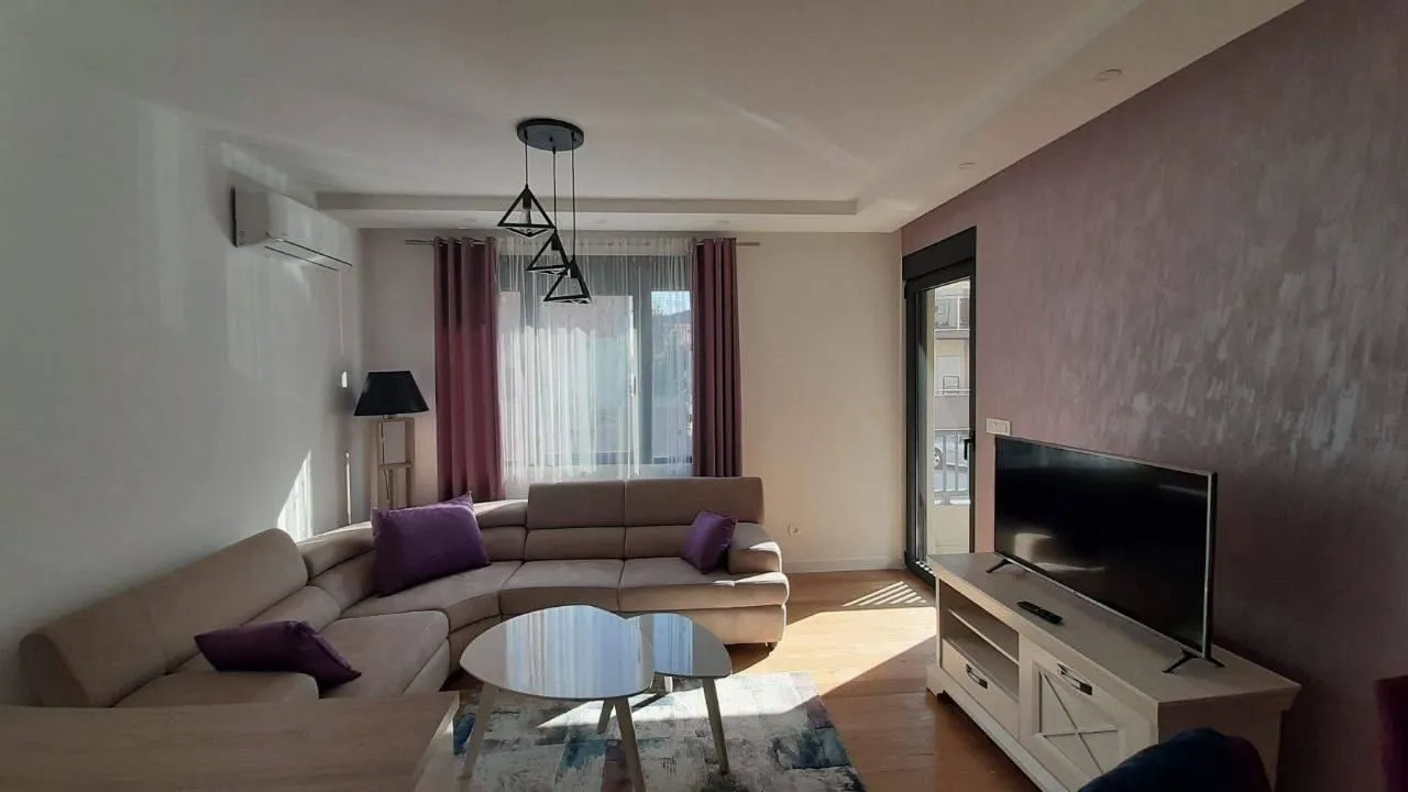 Izdavanje, dvosoban stan, 64m², Blok 9, Podgorica