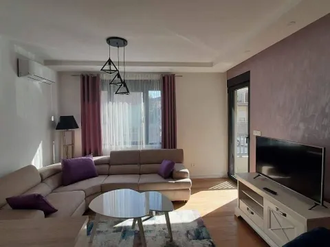 Izdavanje, dvosoban stan, 64m², Blok 9, Podgorica