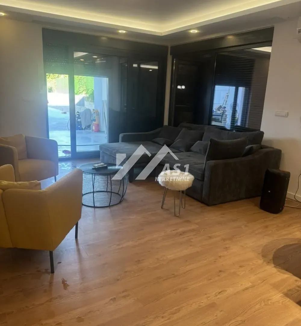 Izdavanje, kuća, 250m², Novi Banovci, Stara Pazova