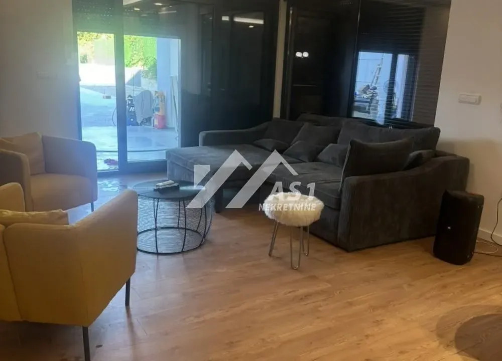 Izdavanje, kuća, 250m², Novi Banovci, Stara Pazova