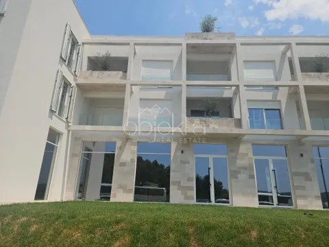 Pogled na modernu fasadu stambene zgrade sa velikim prozorima i terasama. - image 7
