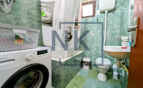 Manje kupatilo sa kadom, toaletom, umivaonikom i veš mašinom. - image 9