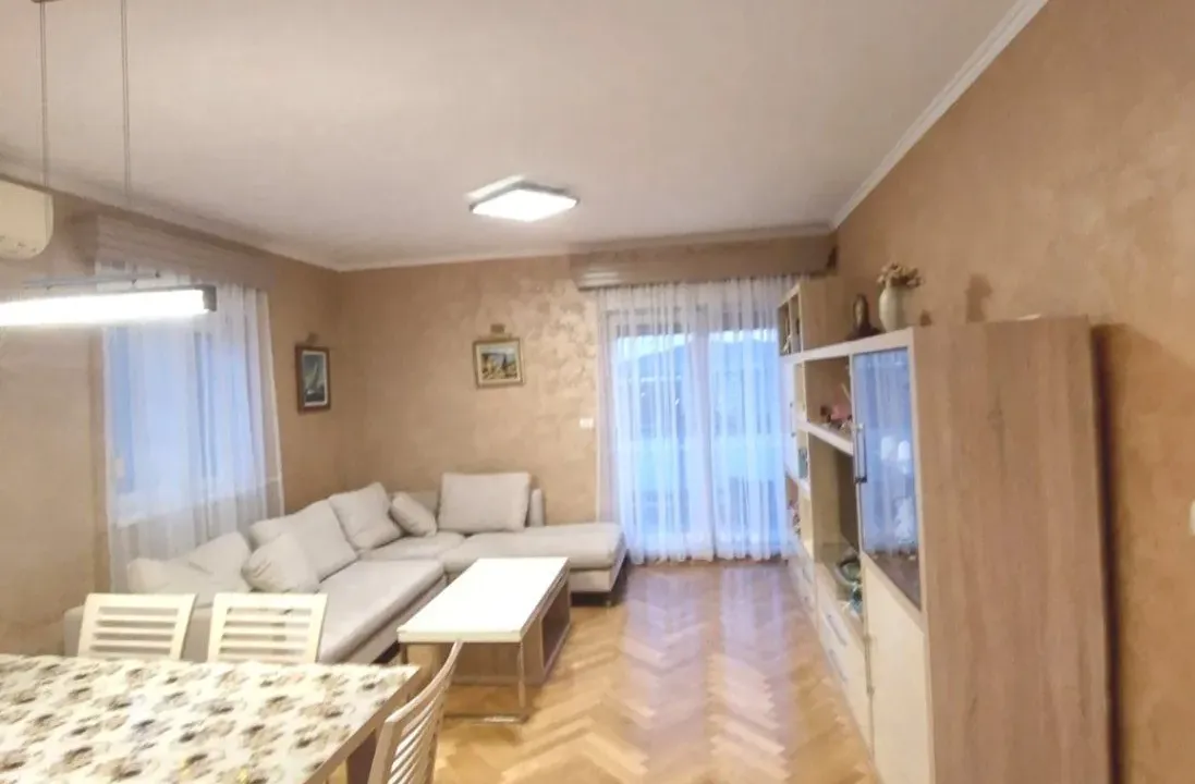 Izdavanje, dvosoban stan, 88m², City Kvart, Podgorica