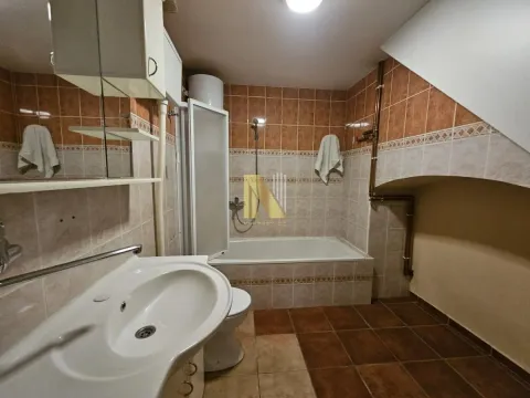 Kupatilo sa kadom, umivaonikom i WC šoljom. - image 28
