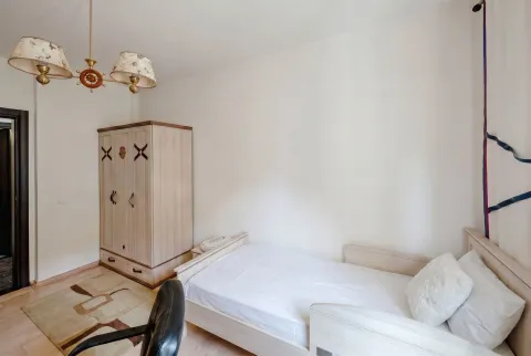Svijetla spavaća soba sa jednim krevetom, ormarom i lusterom. - image 20