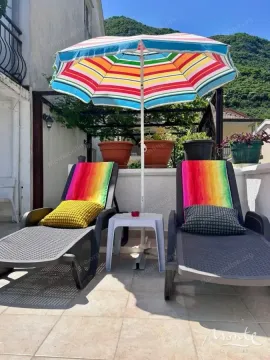 Terasa sa ležaljkama, suncobranom i pogledom na zelenilo. - image 30
