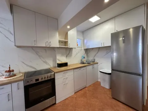 Izdavanje, dvosoban stan, 120m², Stari Aerodrom, Podgorica - image 5