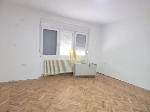Prazna soba sa parketom i prozorom. - image 7