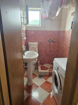 Manje kupatilo sa umivaonikom, WC šoljom, tuš kabinom i veš mašinom. - image 2