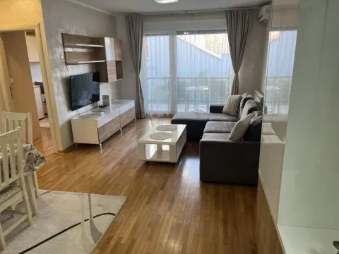 Dnevna soba sa garniturom, televizorom i trpezarijskim delom. - image 2