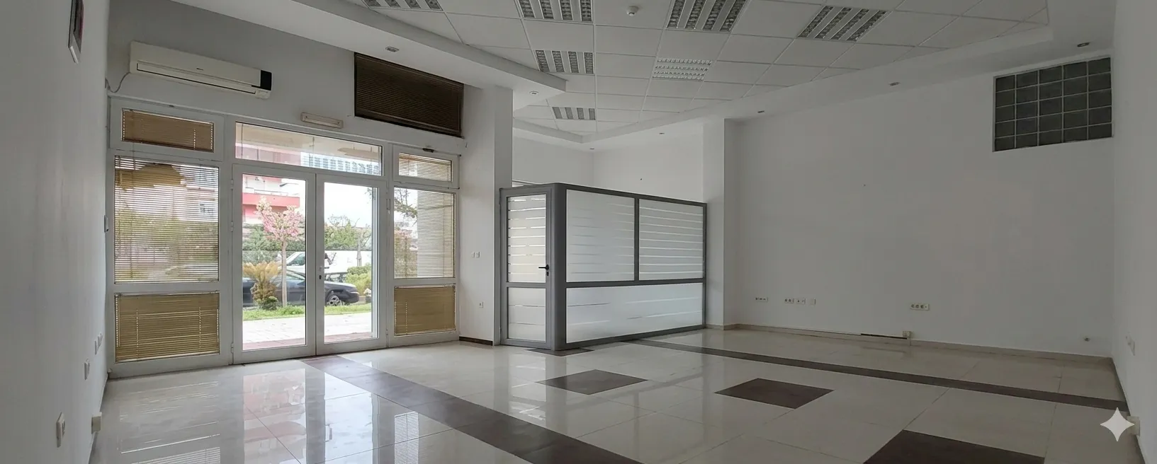 Izdavanje, poslovni prostor, 69m², Centar, Bar