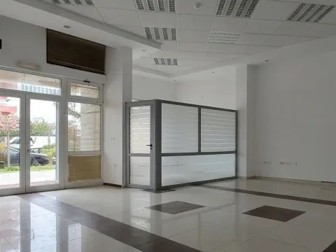Izdavanje, poslovni prostor, 69m², Centar, Bar - image 1