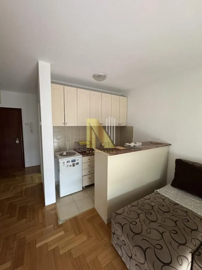 Izdavanje, garsonjera, 24m², Novi Sad, Srbija