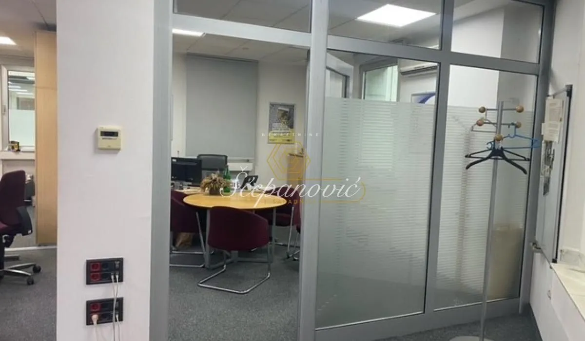 Rent, office space, 353m², Bulevar Oslobodjenja, Novi Sad Sve Podlokacije