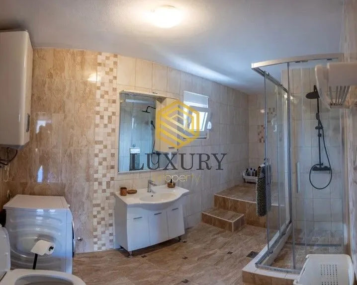 Izdavanje, kuća, 111m², Lastva Grbaljska, Kotor